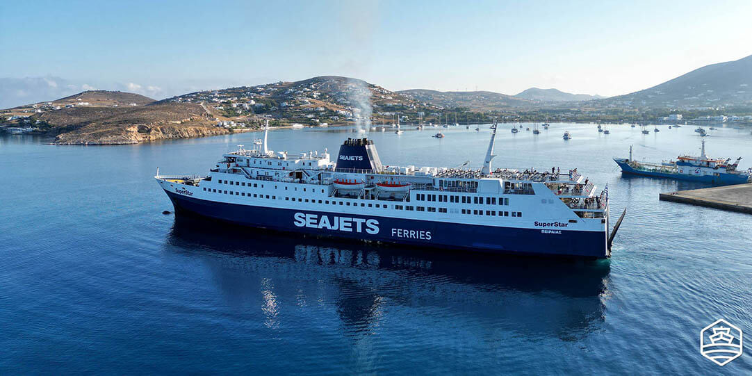 Το συμβατικό πλοίο Super Star Ferry της Seajets στον κόλπο της Παροικιάς στην Πάρο