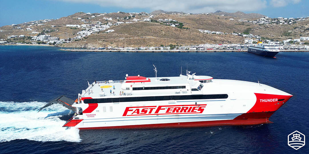 Το ταχύπλοο πλοίο Thunder της Fast Ferries ενώ φτάνει στο λιμάνι της Παροικιάς στην Πάρο