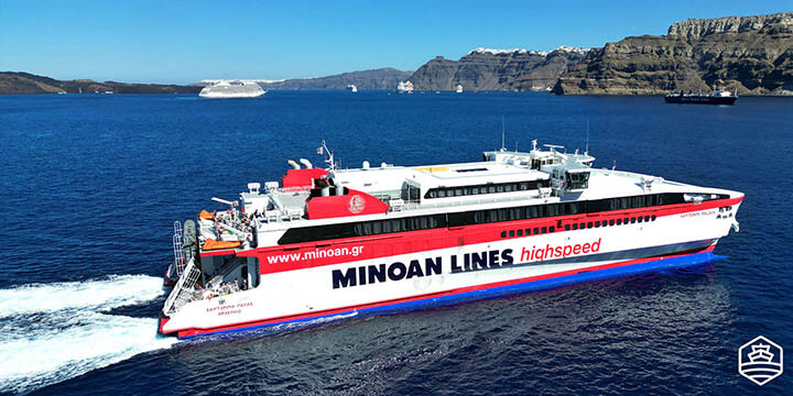 Το πλοίο Santorini Palace φτάνει στο λιμάνι του Αθηνιού στη Σαντορίνη