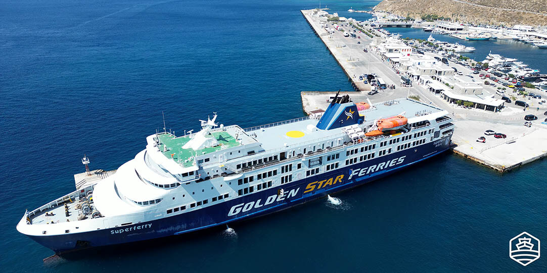 Un grande traghetto ormeggiato al porto di Mykonos, Tourlos