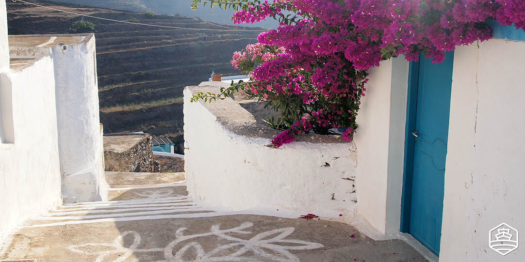 Malerische Gassen mit Bougainvilleen in den Dörfern von Amorgos