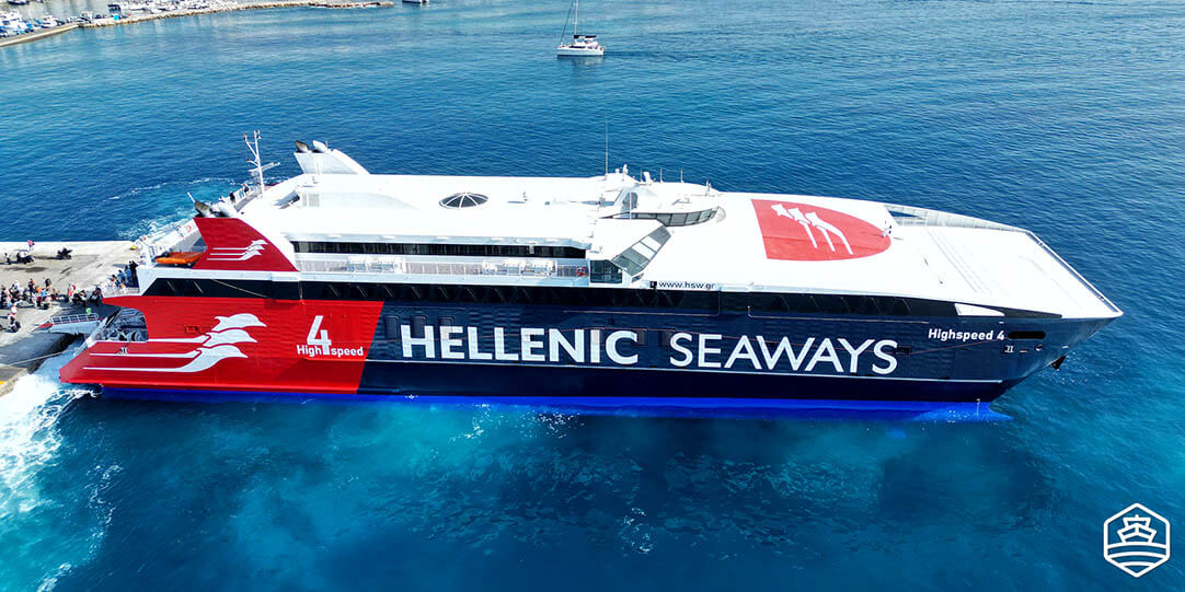 Der Hochgeschwindigkeitszug High Speed 4 von Hellenic Seaways im Hafen von Naxos in Chora