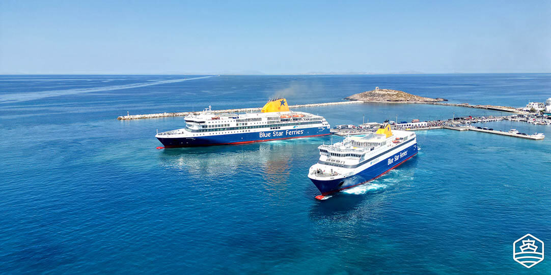 Luftaufnahme von 2 Schiffen von Blue Star Ferries im Hafen von Naxos