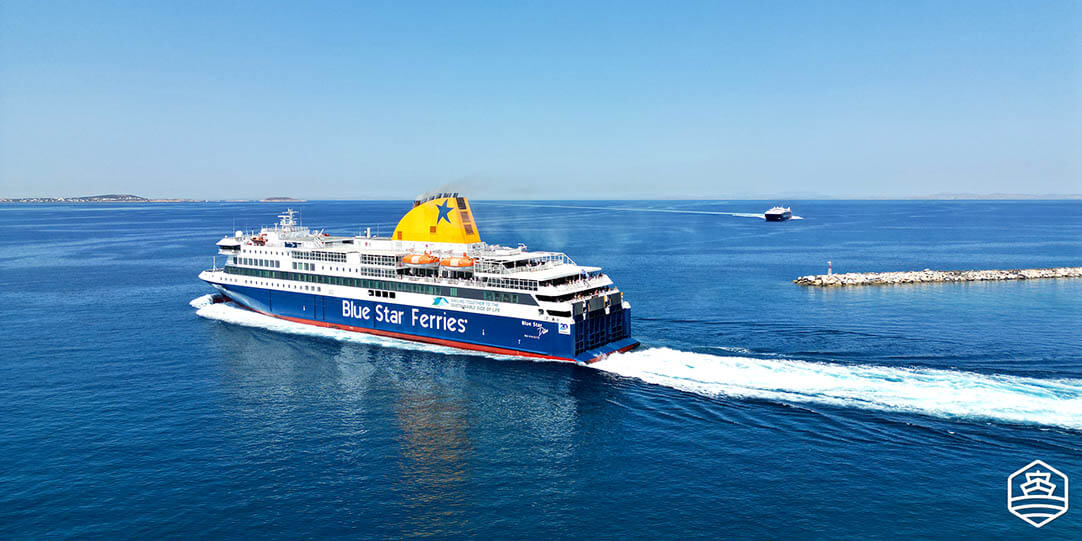 Le ferry conventionnel Blue Star Delos de Blue Star Ferries quittant le port de Naxos
