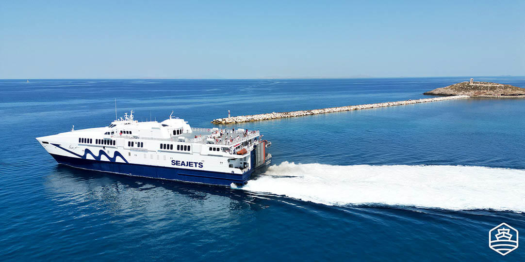 Le ferry à grande vitesse Power Jet de Sea Jets s'éloignant du port de Naxos