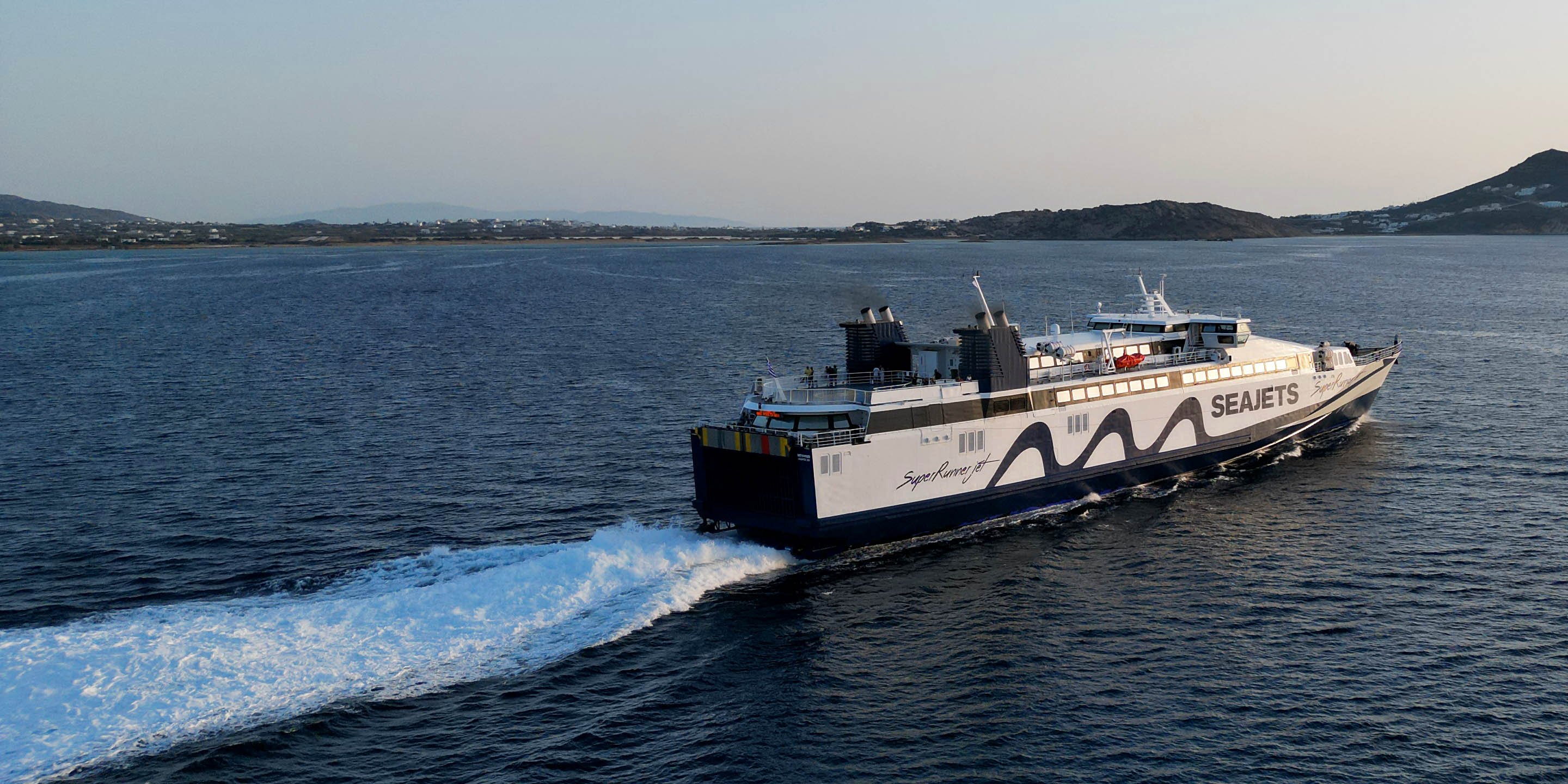 Le ferry à grande vitesse Superrunner Jet de la compagnie Seajets fait la traversée de Naxos vers Athènes (Le Pirée)