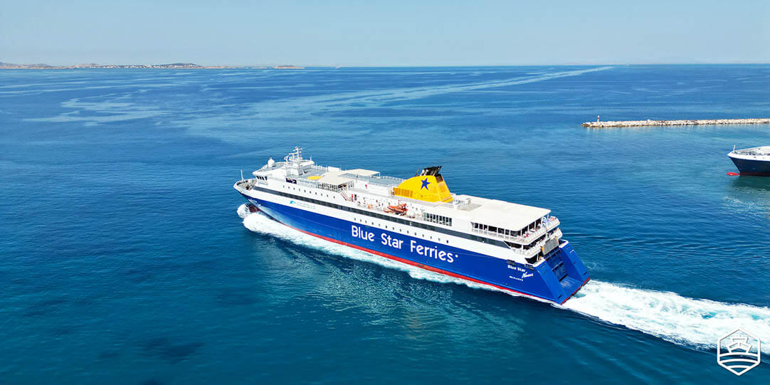 Il traghetto Blue Star Naxos di Blue Star Ferries in partenza dal porto di Naxos