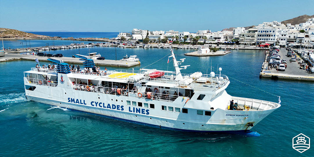 Il traghetto Express Skopelitis della Small Cyclades Ferries al porto di Naxos