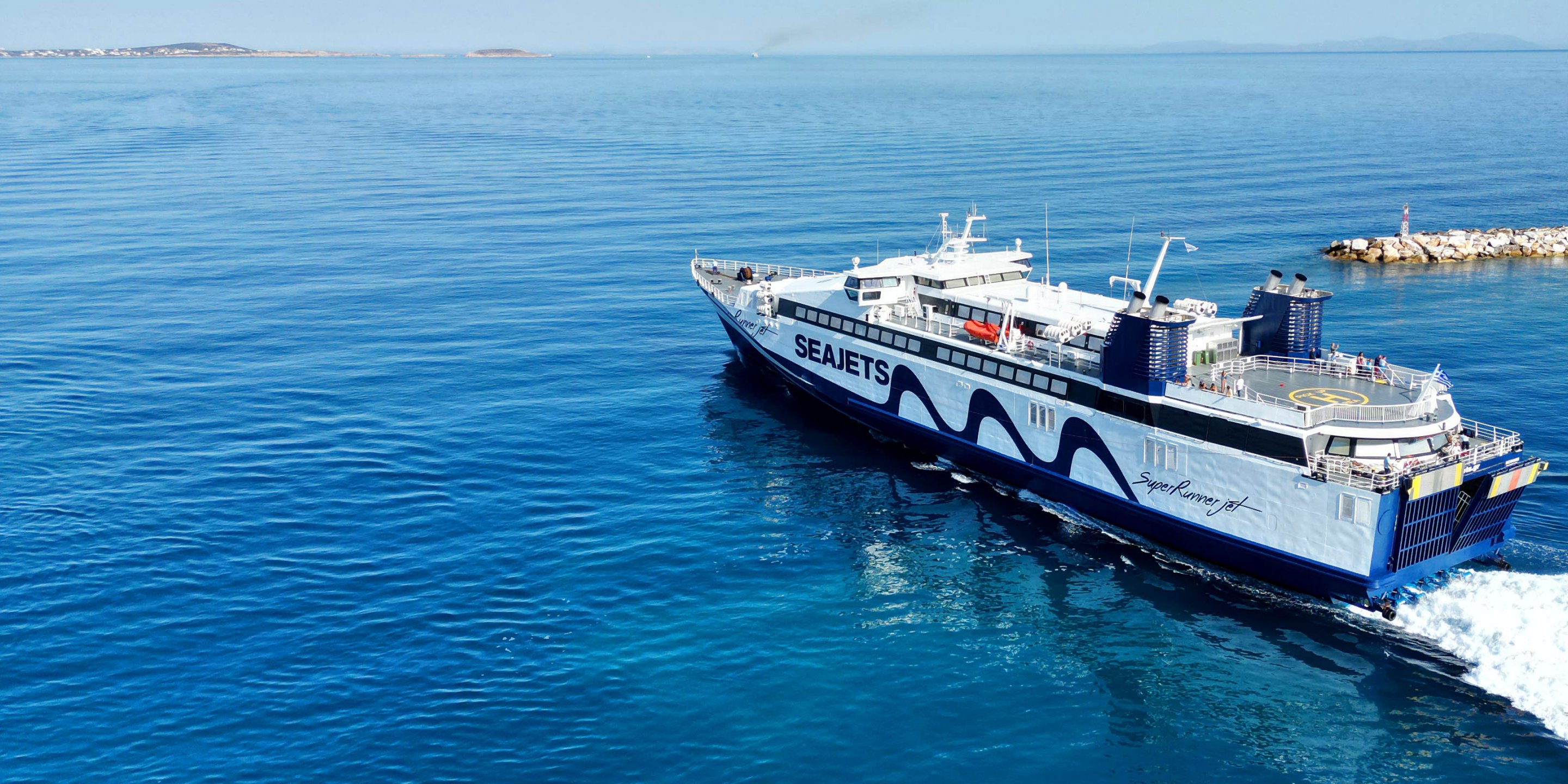 Die Fähre Seajets verlässt den Hafen von Naxos in Richtung Mykonos