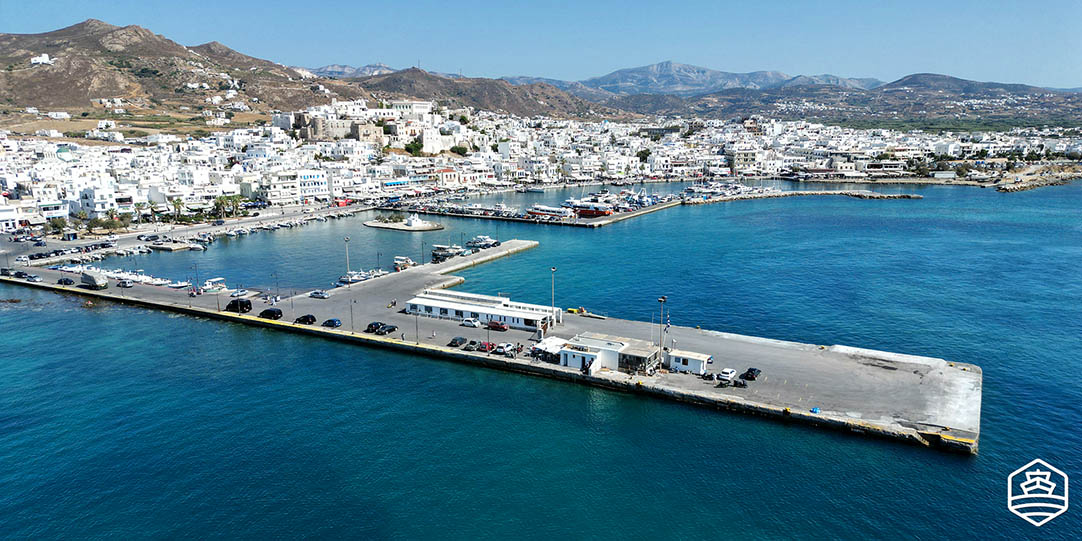 Αεροφωτογραφία του λιμανιού της Νάξου και της πόλης της Νάξου (Χώρα) από πίσω