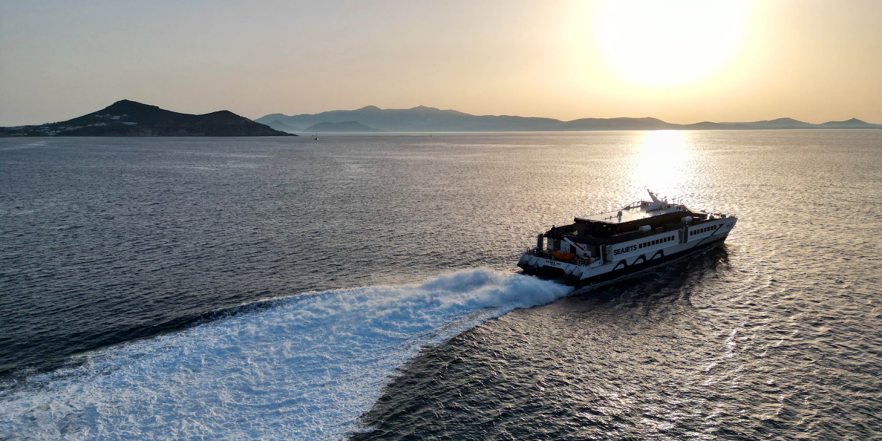 Il traghetto Express Jet in partenza da Naxos per Santorini