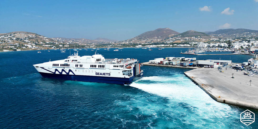 Ένα πλοίο της Sea Jets αναχωρεί από το κεντρικό λιμάνι της Πάρου, την Παροικιά