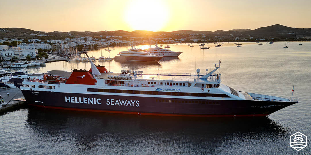 Die Blue Star Artemis-Fähre von Hellenic Seaways im Hafen von Milos