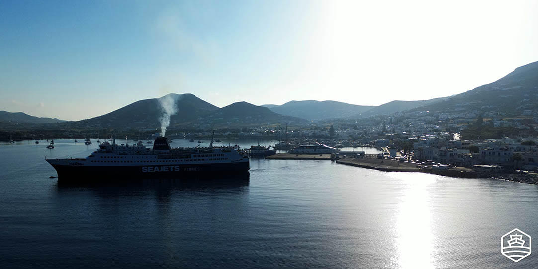 Die Fähre SuperStar of SeaJets in der Nähe des Hafens von Paros, Parikia