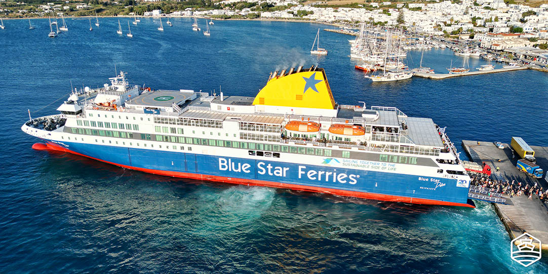 Die konventionelle Fähre Blue Star Delos bei der Einschiffung im Hafen von Paros