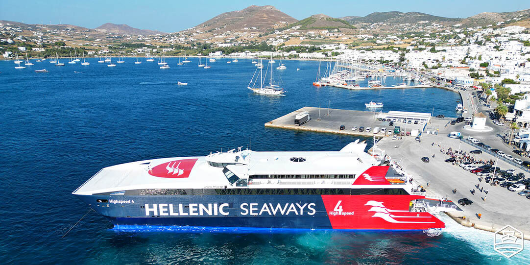 Die High Speed 4 von Hellenic Seaways im Hafen von Paros