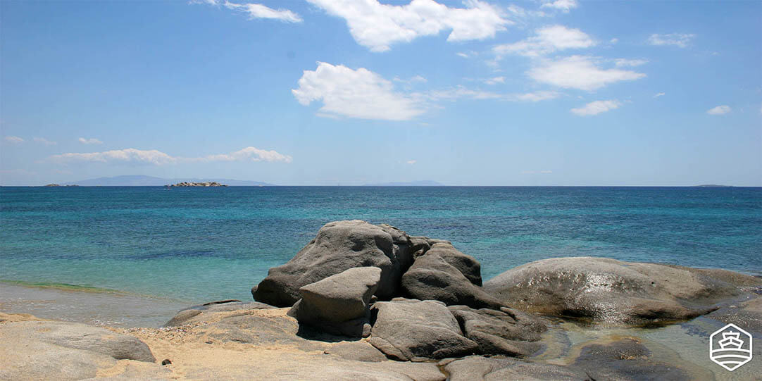 Felsformationen am Strand von Maragas, in der Gegend von Plaka
