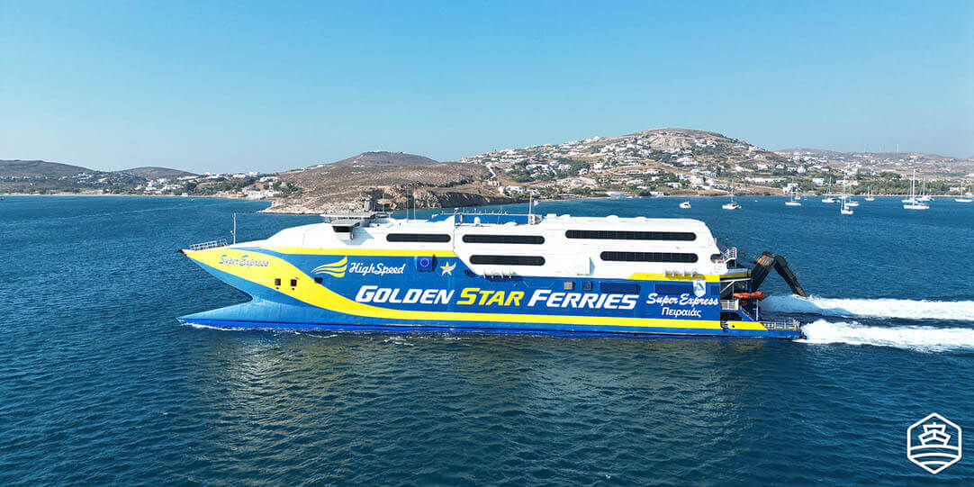 Die Hochgeschwindigkeitsfähre SuperExpress von Golden Star Ferries auf dem Weg von Paros nach Santorin