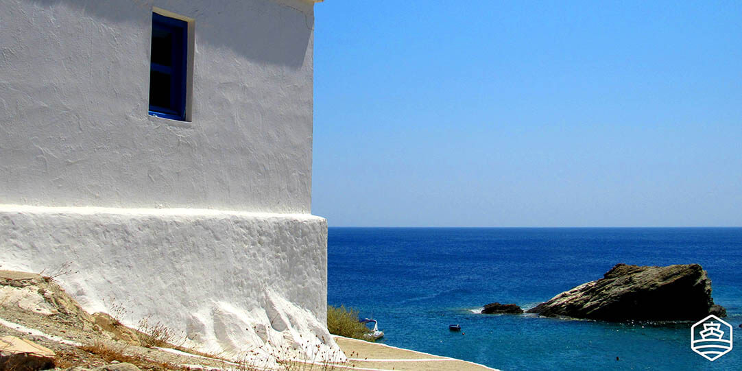 Blick über die Bucht von Agios Nikolaos in Folegandros