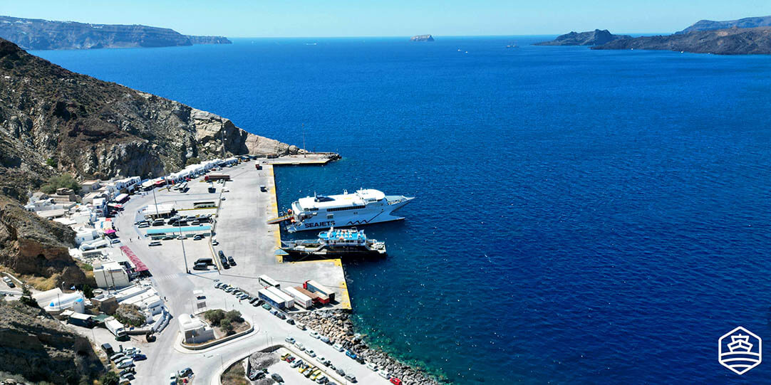 Athinios, der Haupthafen von Santorin