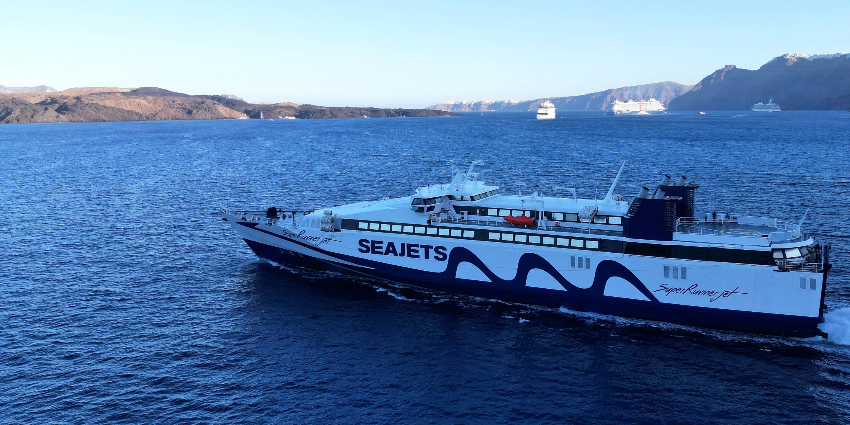 Il traghetto ad alta velocità SuperRunner Jet di Seajets in partenza da Santorini per Folegandros