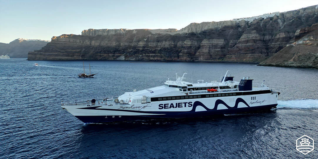 Το πλοίο Super Runner Jet της Seajets αναχωρεί από το λιμάνι του Αθηνιού στη Σαντορίνη