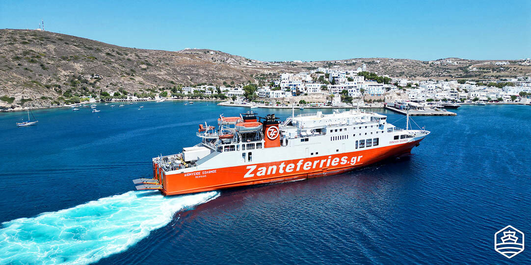 Die konventionelle Fähre Dionissios Solomos von Zante Ferries bei der Ankunft im Hafen von Milos