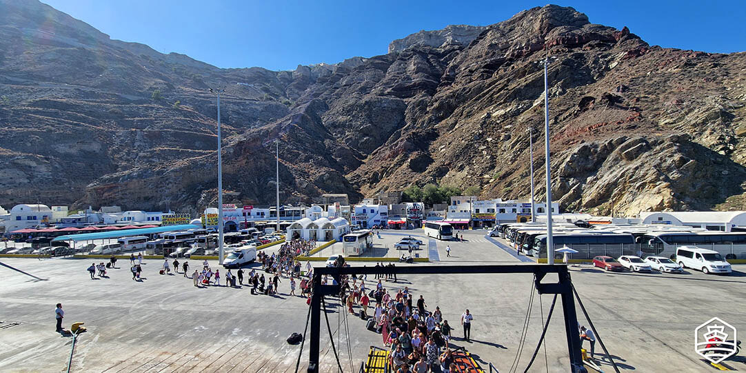 Athinios, der Haupthafen von Santorin