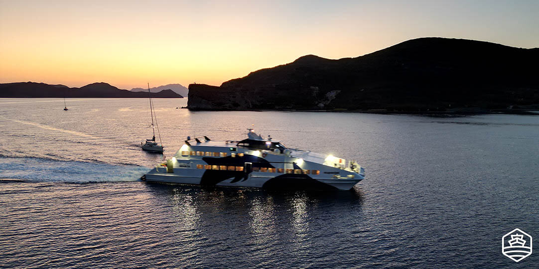 Die kleine Hochgeschwindigkeitsfähre Super Jet von Seajets bei der Ankunft in Milos