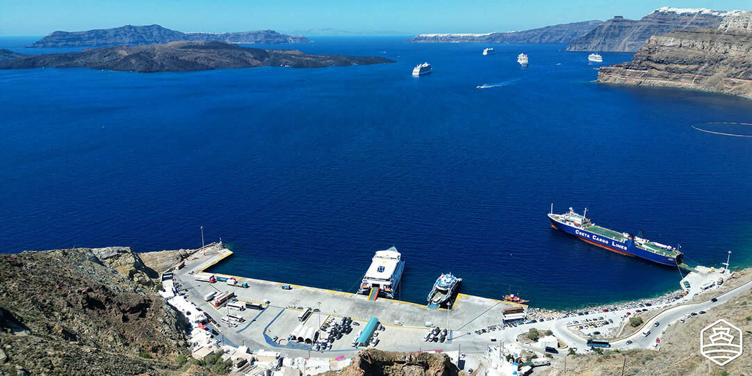 Αθηνιός, το κύριο λιμάνι για επιβατηγά πλοία της Σαντορίνης