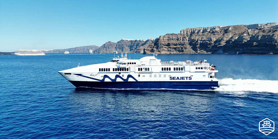 Το ταχύπλοο πλοίο Power Jet της Seajets φεύγει από το λιμάνι του Αθηνιού στη Σαντορίνη
