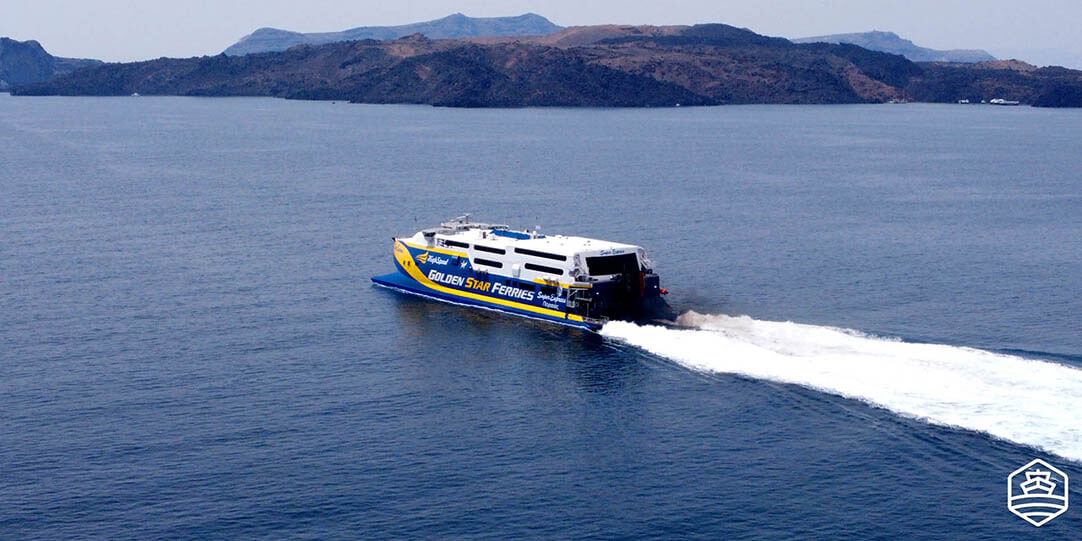 Το πλοίο Super Express της Golden Ferries φεύγοντας από τη Σαντορίνη και περνώντας μπροστά από το Ηφαίστειο
