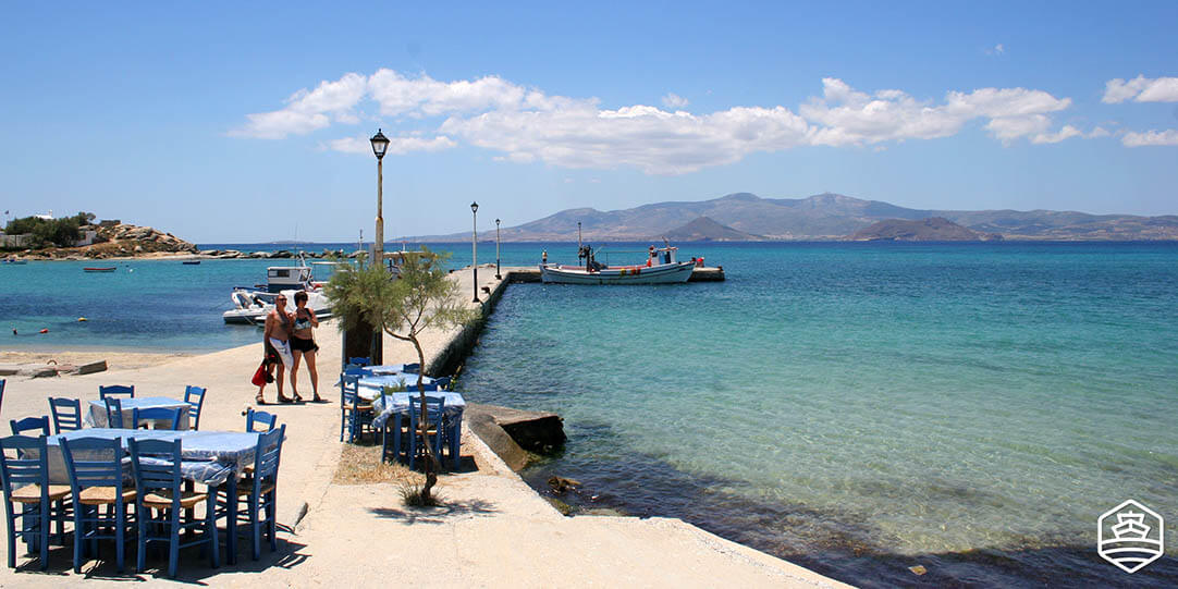 Άνθρωποι περιμένουν στην προβλήτα του ψαρολίμανου της Αγίας Άννας