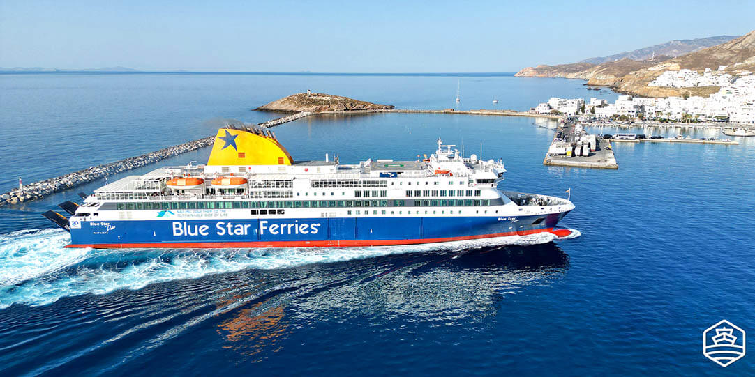 Το συμβατικό πλοίο Blue Star Delos ενώ φτάνει στο λιμάνι της Νάξου, στη Χώρα (πόλη της Νάξου)