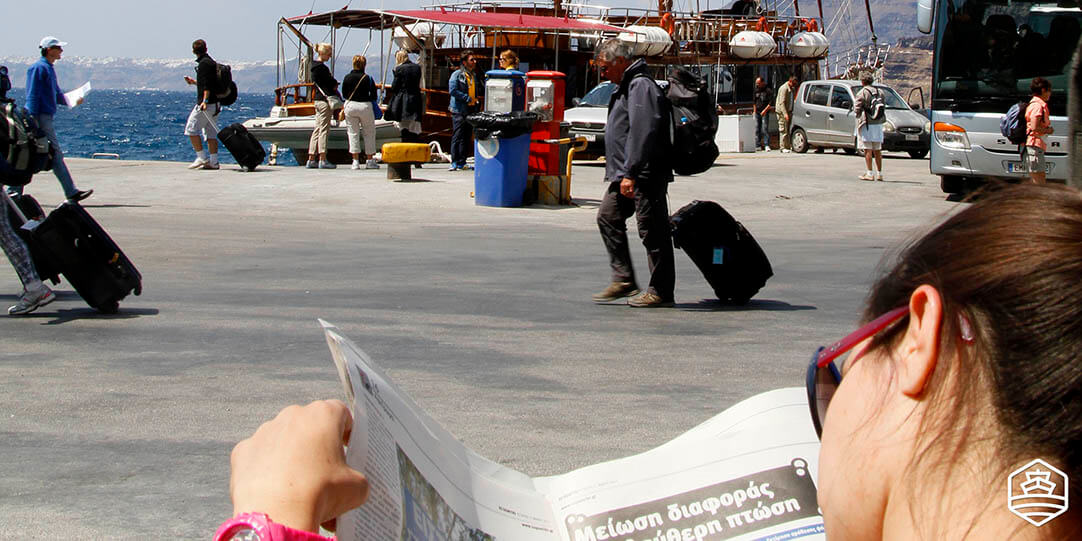 Περιμένοντας το πλοίο στο λιμάνι του Αθηνιού στη Σαντορίνη