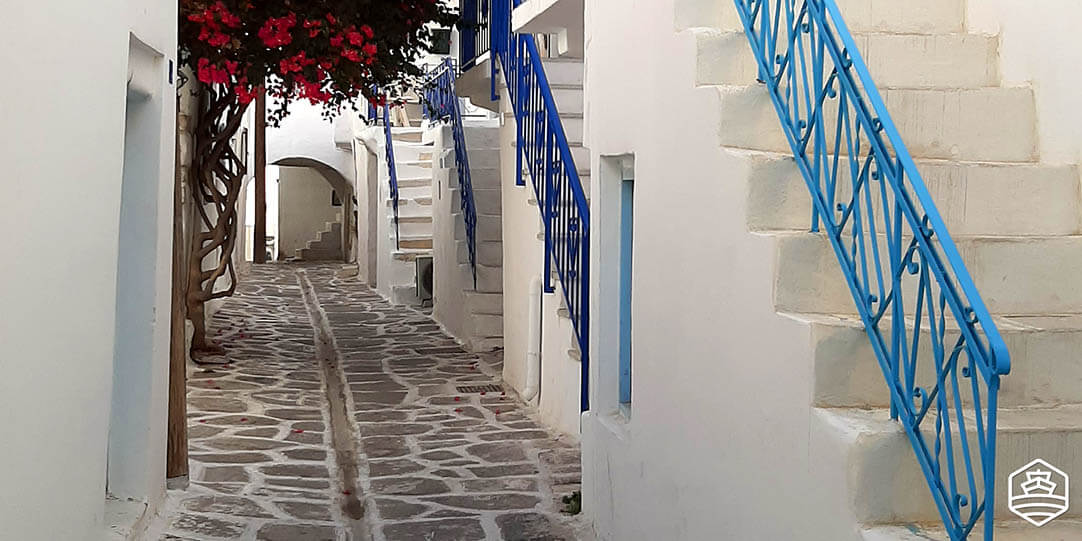 Eine malerische Gasse im Dorf Parikia