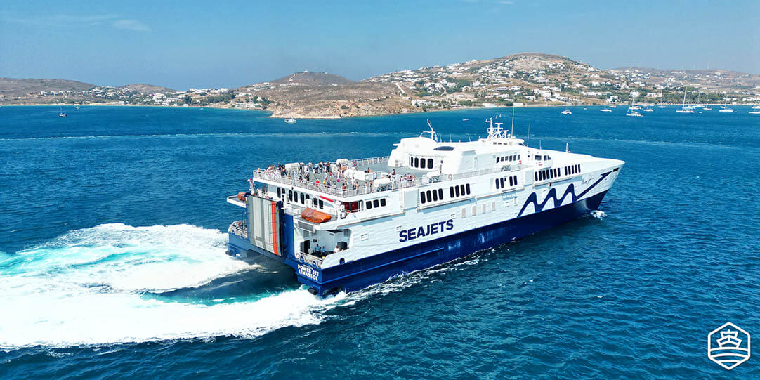 Die Hochgeschwindigkeitsfähre Power Jet von Seajets verlässt den Hafen von Santorin