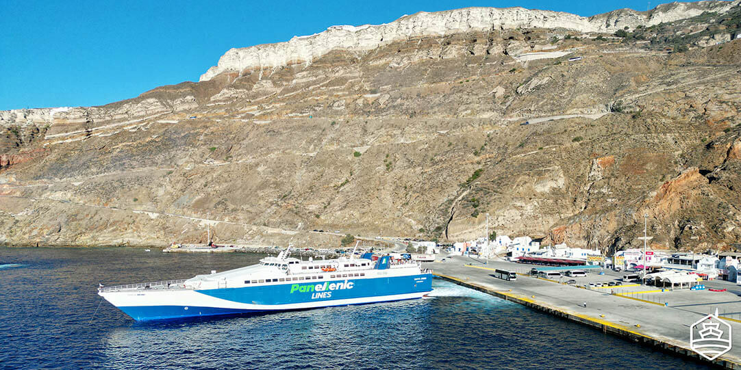 Die Fähre Santa Irini legt in Athinios, dem Hafen von Santorin, an