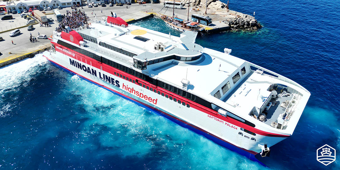 Die Hochgeschwindigkeitsfähre Worldchampion Jet verlässt den Hafen von Athinios auf Santorin