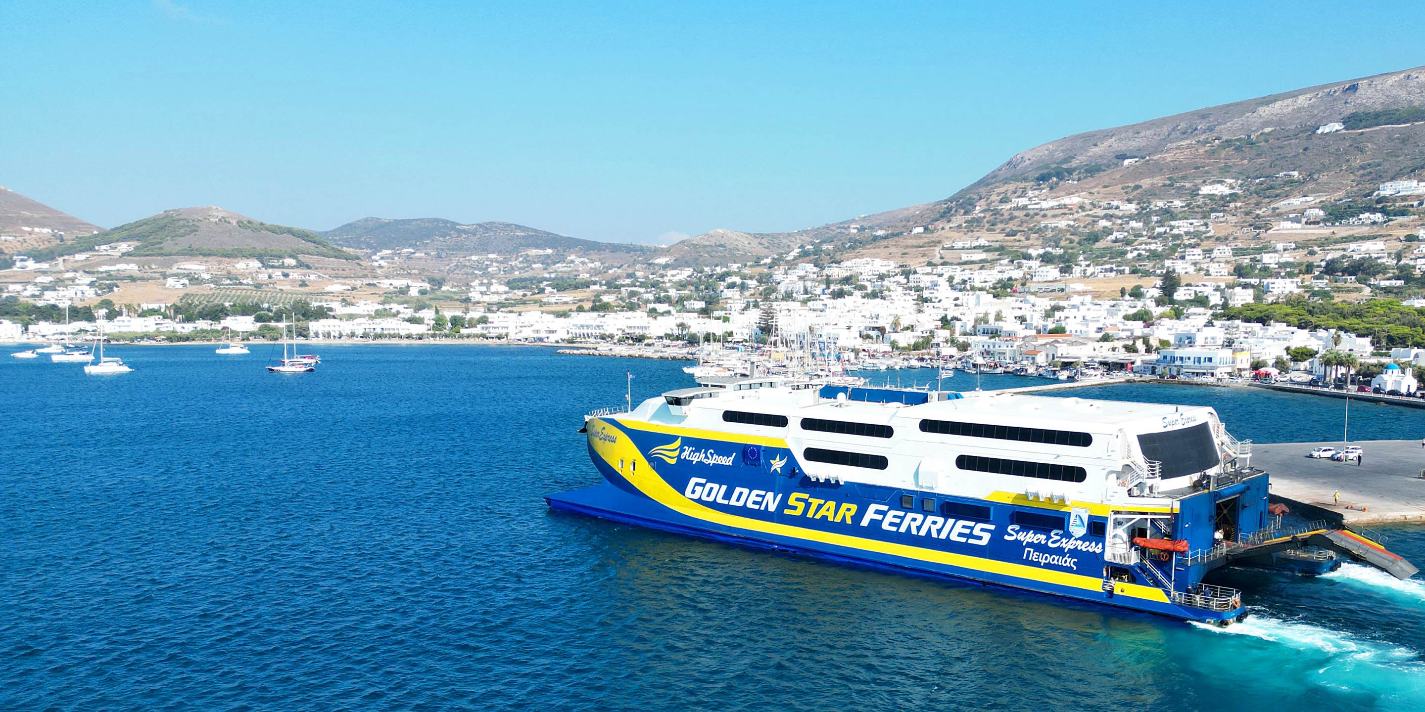 Die Hochgeschwindigkeitsfähre Super Express von Golden Star Ferries bei der Ankunft im Hafen von Parikia auf Paros, von Santorin aus
