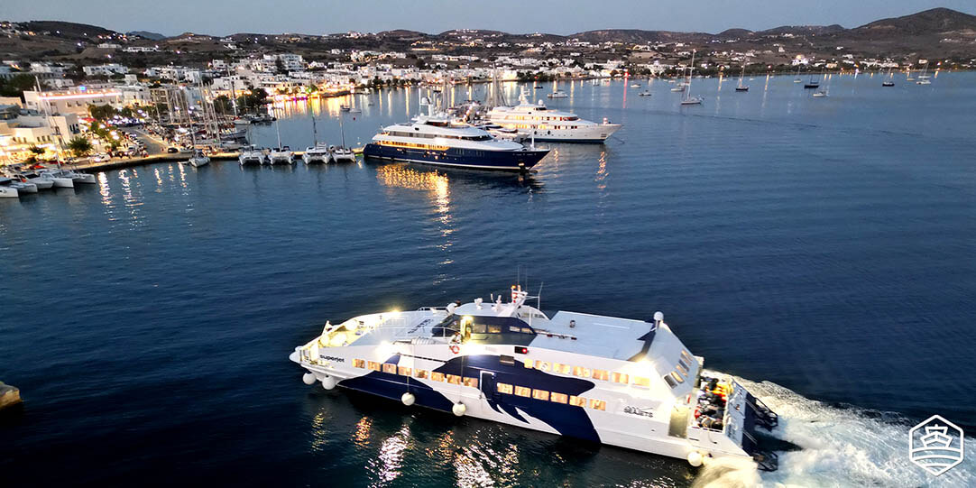 Die Fähre Super Jet fährt über das Meer