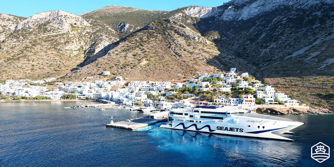 Die Fähre Champion Jet2 von Sea Jets im schönen Hafen von Sifnos