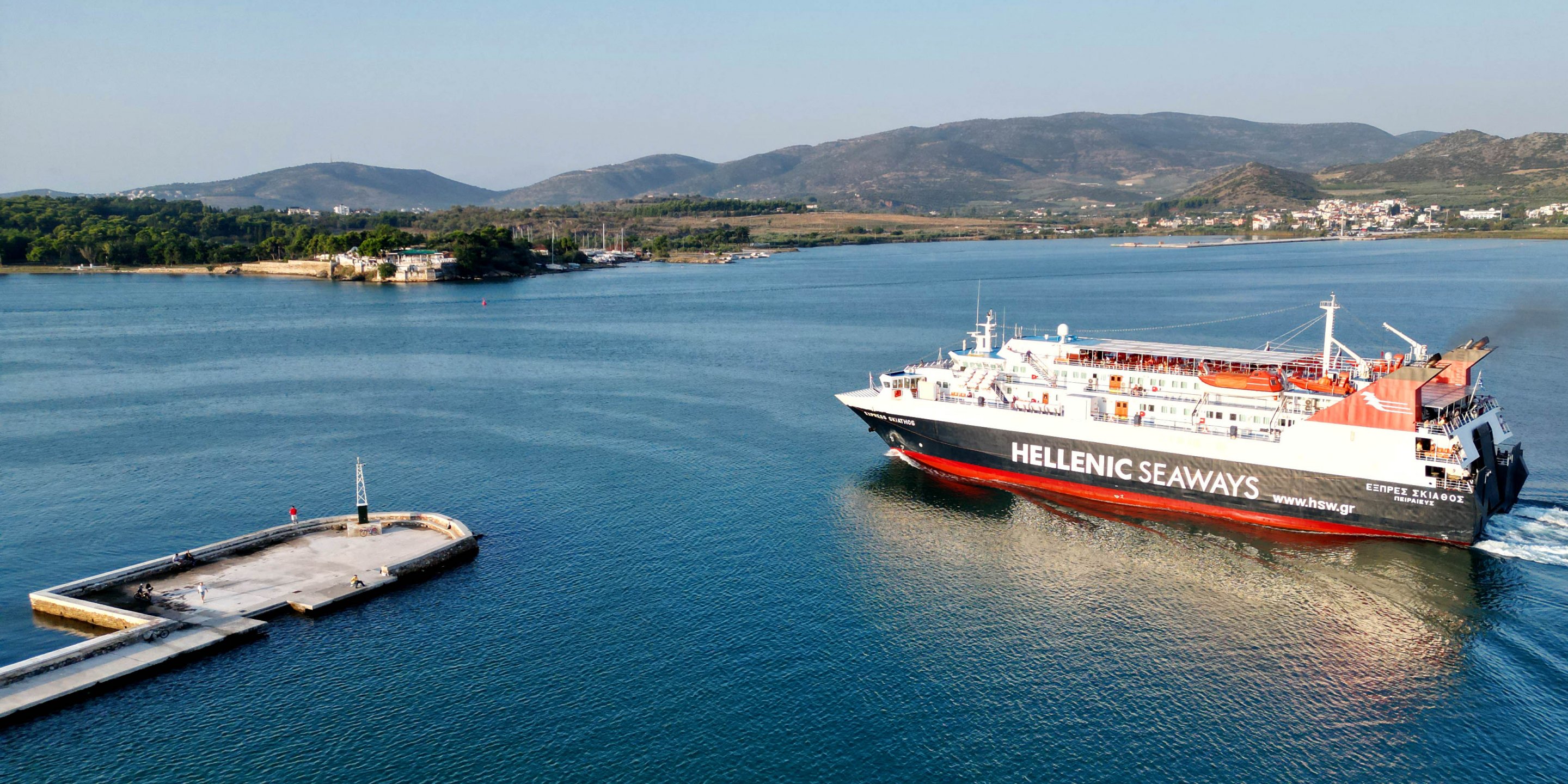 Il traghetto convenzionale Express Skiathos di Hellenic Seaways parte dal porto di Volos diretto a Skiathos