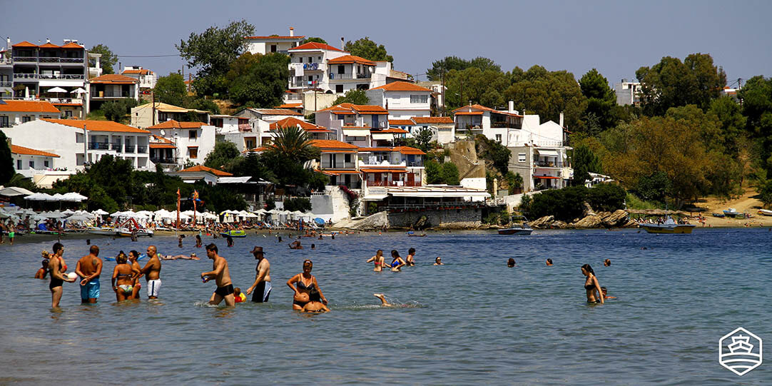 Bagnanti nel mare della spiaggia Megali Ammos, Skiathos