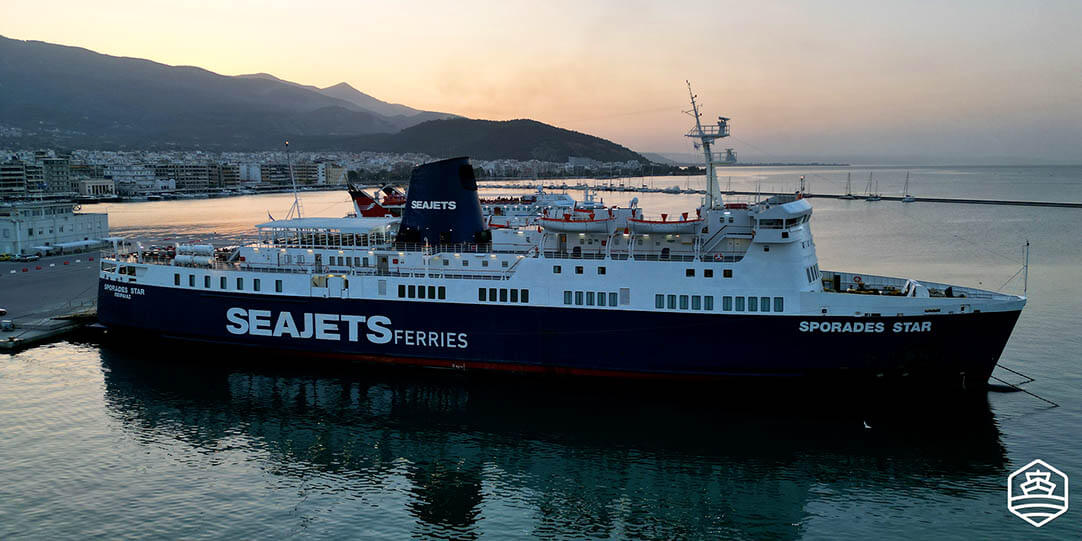 Il traghetto Sporades Star di Sea Jets al porto di Volos