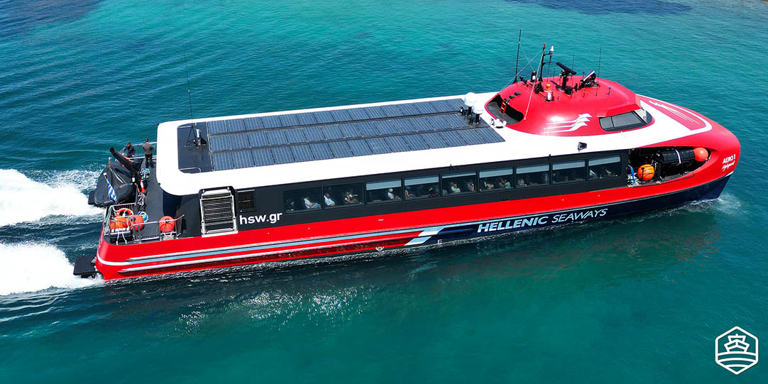 Das Schiff Aero 1 bei der Ankunft im Hafen von Ägina