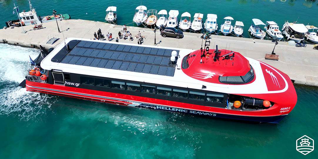 Das Schiff Aero 1 im Hafen von Ägina