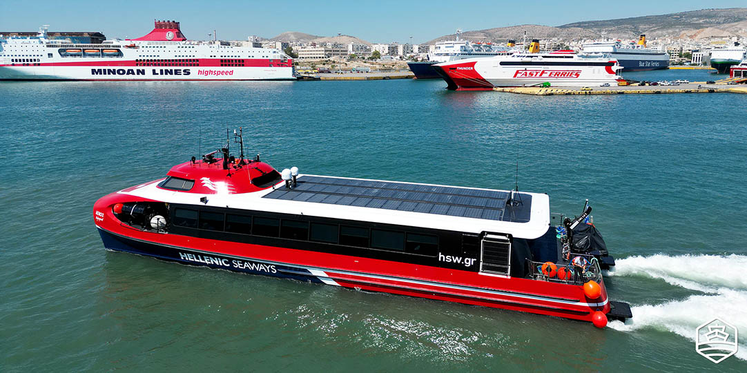 Das Schiff Aero 2 beim Auslaufen aus dem Hafen von Piräus