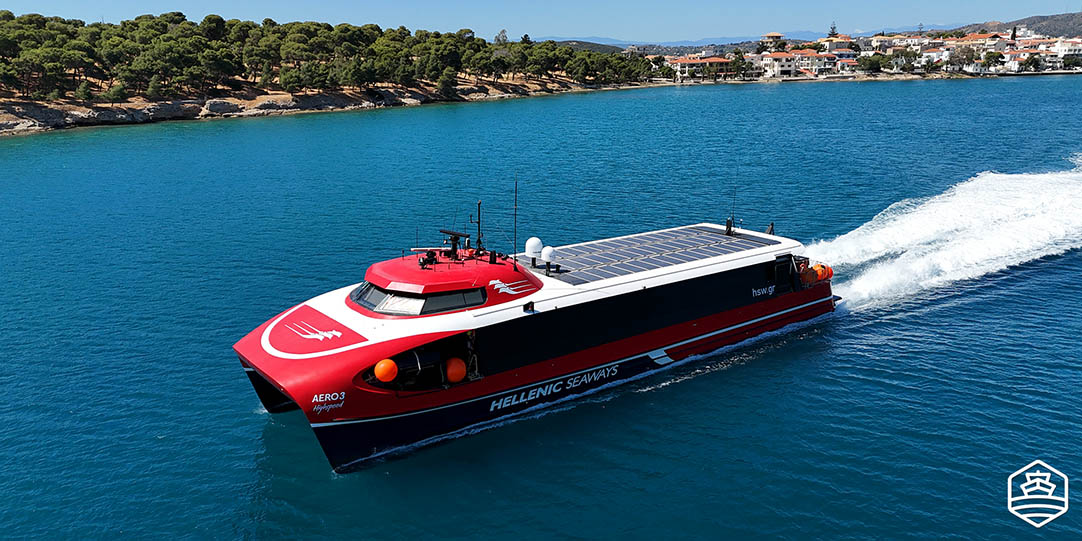 La nave Aero 3 che lascia il porto di Ermioni