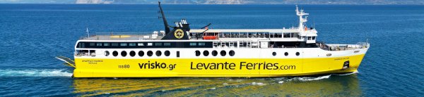 Die konventionelle Fähre Andreas Kalvos von Levante Ferries bei der Ankunft im Hafen von Patras